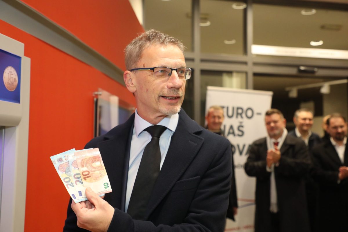 Croacia estrena el euro entre denuncias de enormes subidas de precios