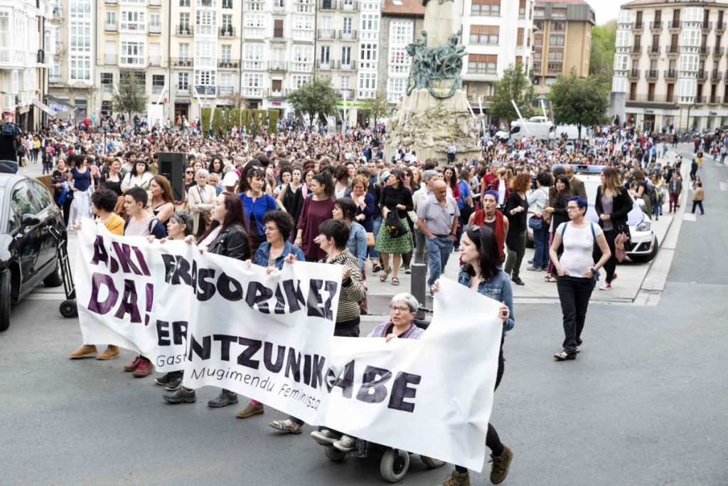 Concentración contra el asesinato de una mujer en Vitoria y su hermana en 2018. El Defensor del pueblo pide coordinación en la lucha contra la violencia machista
