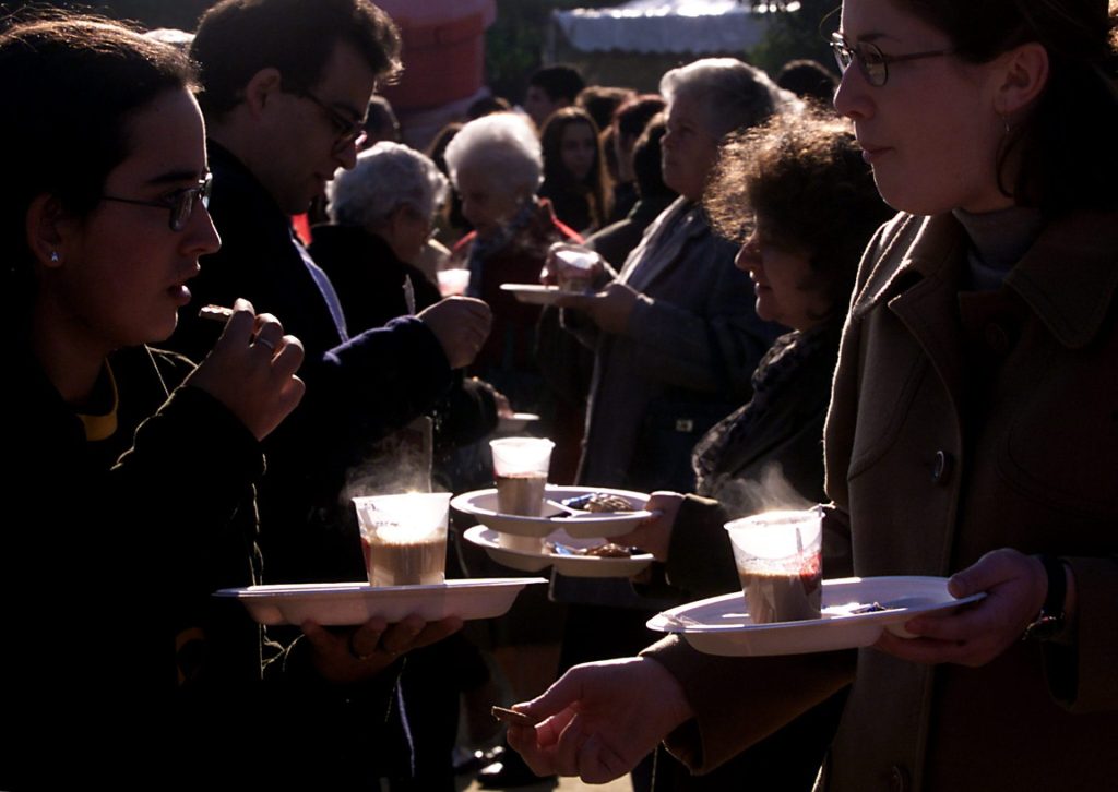 Un grupo de personas desayuna café con leche en Sevilla. 