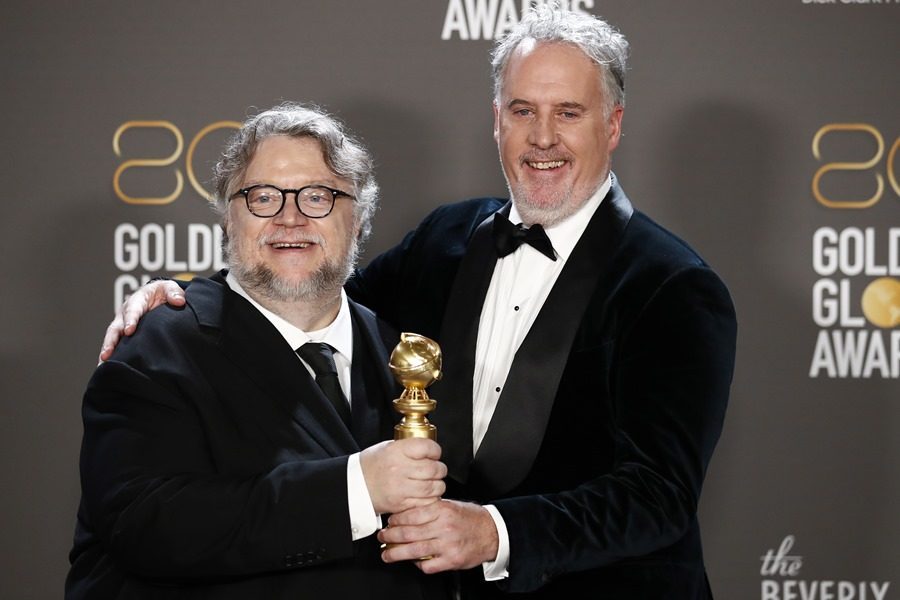 El cineasta mexicano Guillermo del Toro (i) y Mark Gustafson (d) posan con sus Globos de Oron, tras la celebración de la 80 edición de los galardones de cine yt televisión celebrada en EEUU.