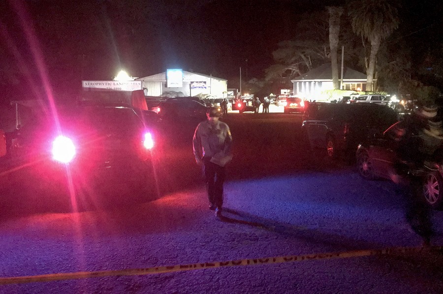 Vehículos de la policía de Half Moon Bay rodean una de las dos escenas de tiroteos masivos registrados en California, EE.UU.