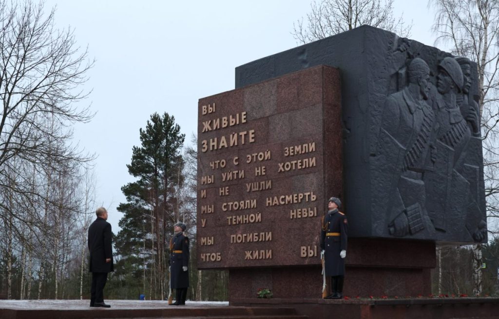 El presidente ruso Vladimir Putin deposita flores en un monumento de Kirovsk, en la región de Leningrado
