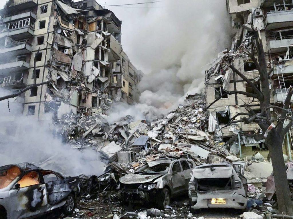 Imagen facilitada por la administración de Dnipropetrovsk de uno de los edificios alcanzados por los bombardeos rusos del sábado. 