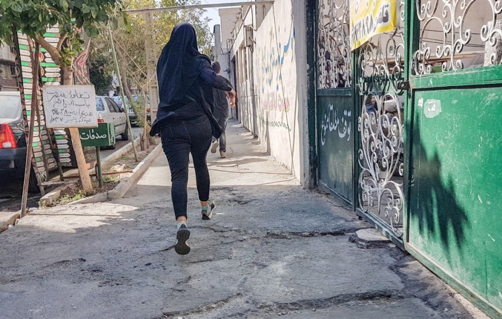 Una joven corre tras participar en una protesta en Teherán por la muerte de Masha Amini el pasado 16 de septiembre.  