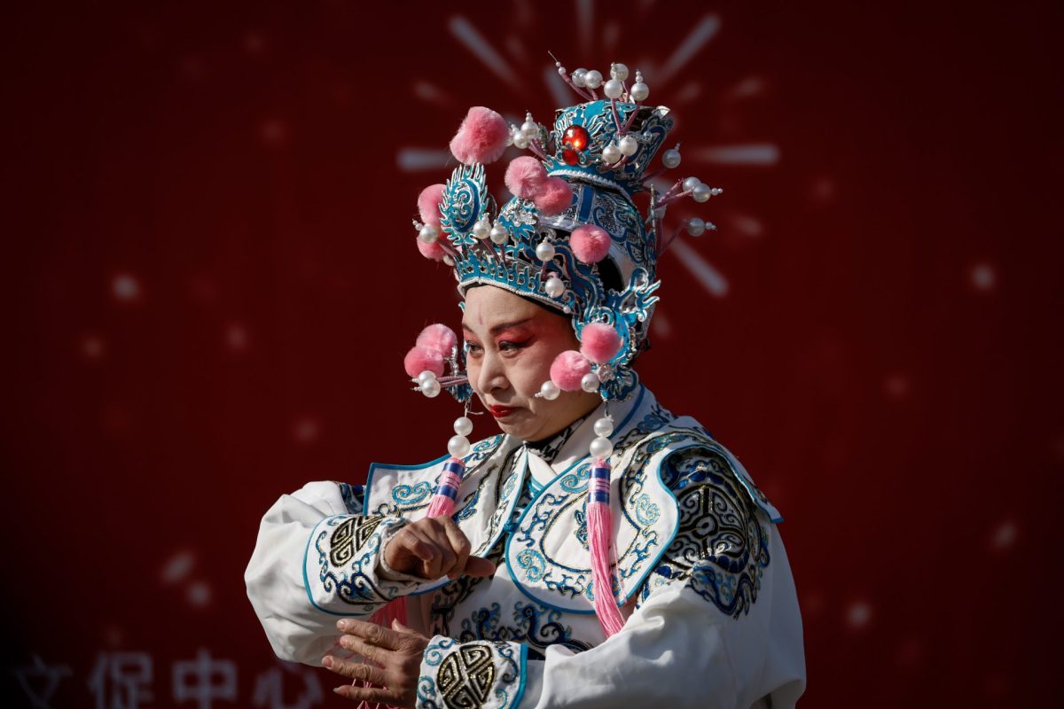 Una persona viste un traje típico durante las celebraciones del Año Nuevo Lunar Chino en el Parque Ditan, Pekin.