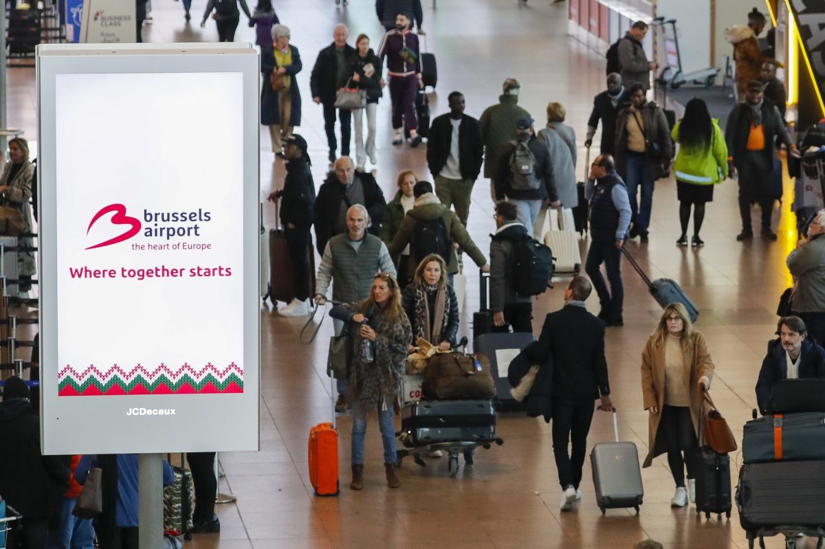 Viajeros en la terminal principal del aeropuerto de Bruselas, el pasado 8 de enero, díe en el que China reabrió sus fronteras a sus nacionales.