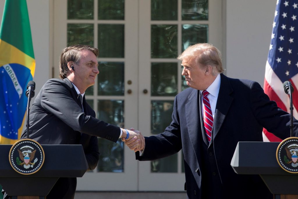 Imagen de archivo del presidente de Estados Unidos, Donald Trump (d) y su, entonces,  homólogo brasileño, Jair Bolsonaro (i), tras una reunión en la Casa Blanca, este martes en Washington (Estados Unidos), en 2019