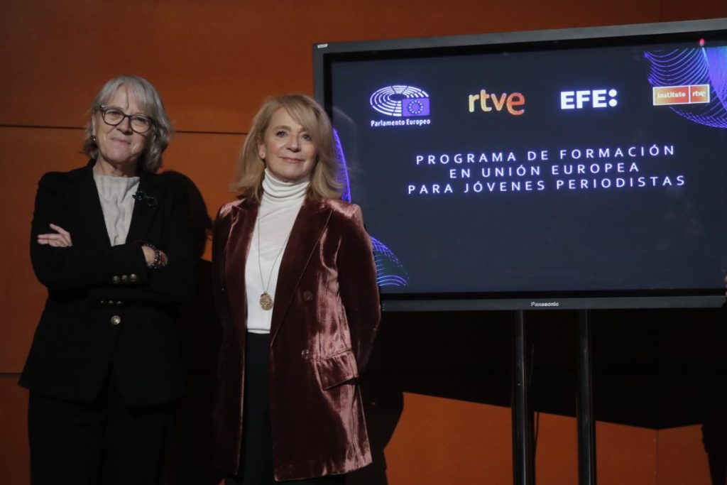 La presidenta de la Agencia EFE, Gabriela Cañas (i), y la presidenta interina de RTVE, Elena Sánchez Caballero durante la presentación del proyecto. 