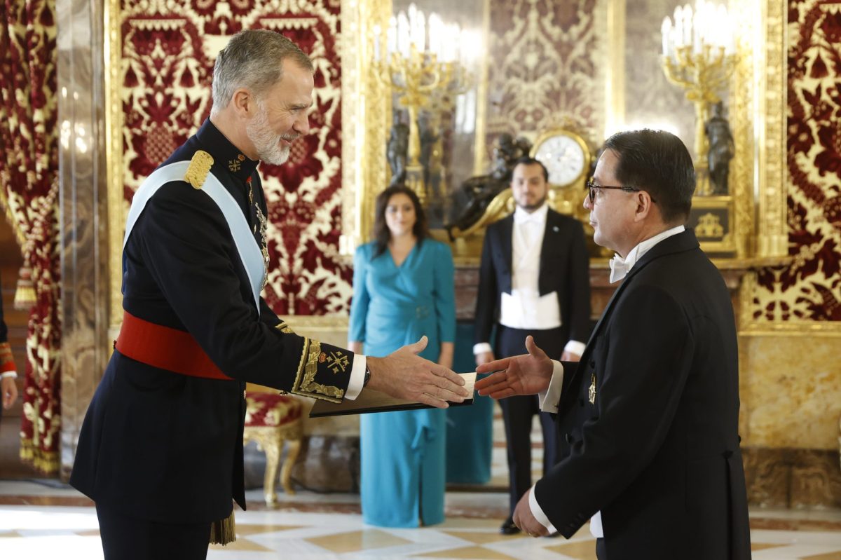 El rey Felipe VI recibe las cartas credenciales del nuevo embajador de Honduras, Marlon Antonio Brevé Reyes (d), este lunes en el Palacio Real.