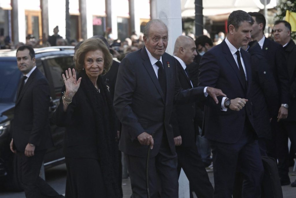 Los reyes eméritos, Sofía y Juan Carlos I, a su llegada a la Catedral Metropolitana de Atenas para el funeral del exrey griego Constantino II. 