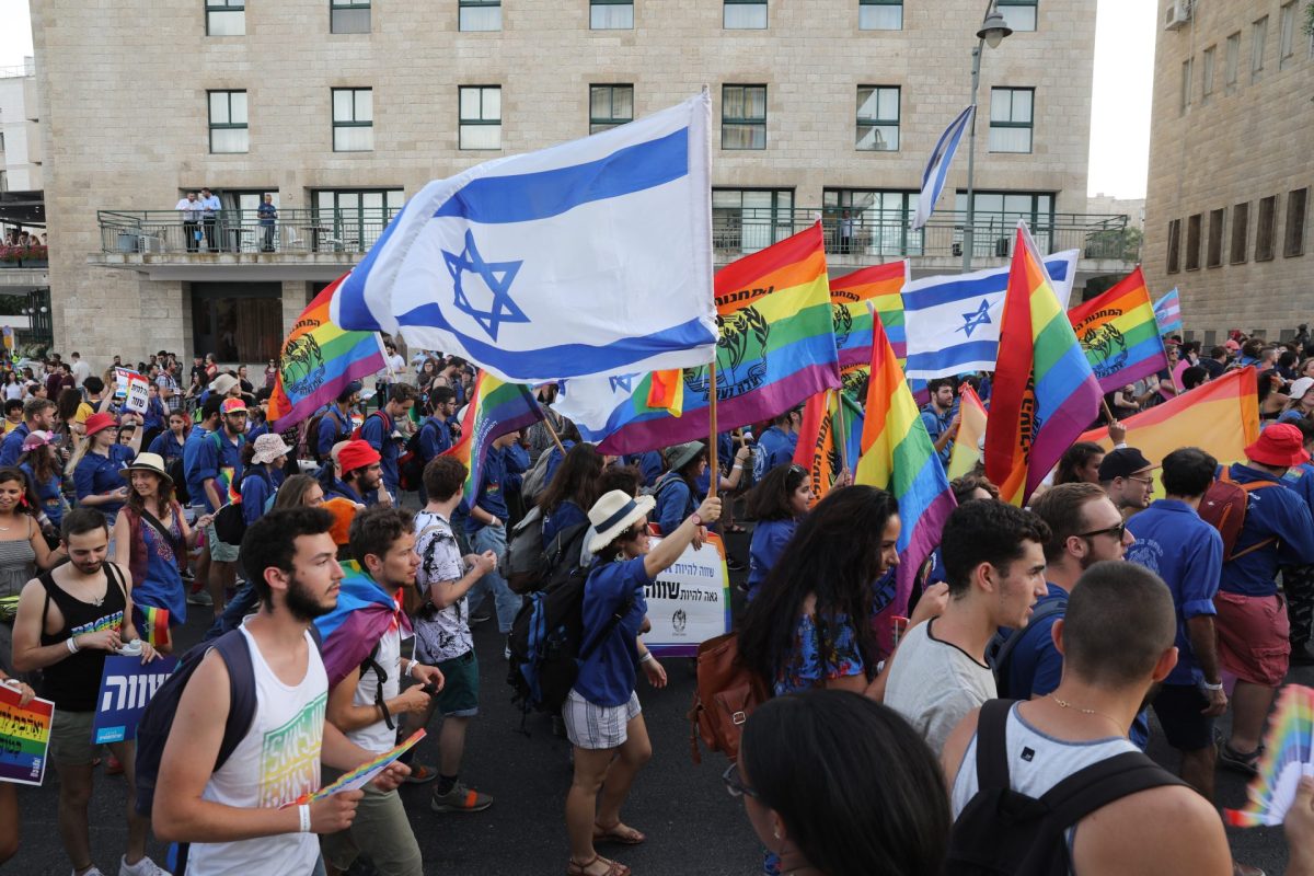 Miembros y simpatizantes de la comunidad LGTB acuden a la celebración del desfile del Orgullo LGTB