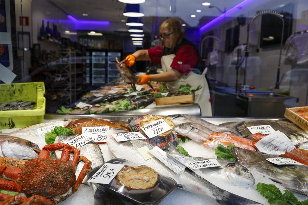 Imagen de archivo de un puesto de pescado en un mercado de Bilbao. España crecerá en 2023 una décima menos de lo esperado, según el FMI. 