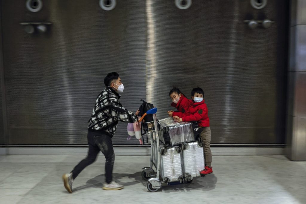 Viajeros procedentes de China a su llegada al aeropuerto de Roissy, cerca de París, Francia, el pasado 5 de enero. 