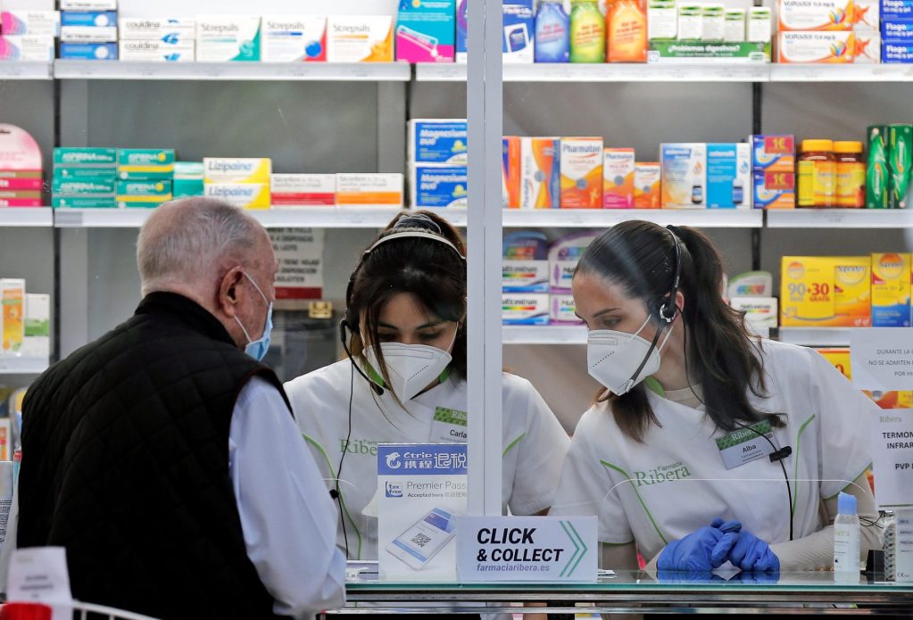 Un cliente es atendido en una farmacia en Valencia, en una imagen de archivo.
