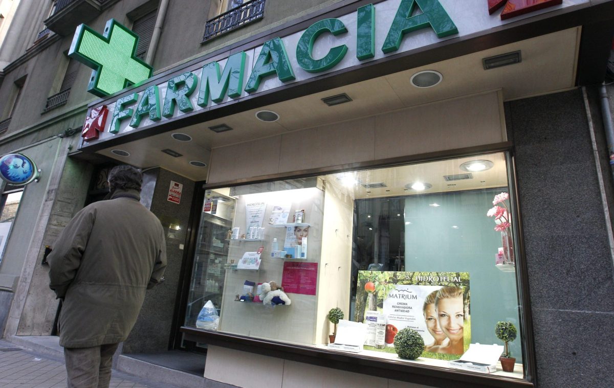 Imagen de archivo del exterior de una farmacia en Madrid.