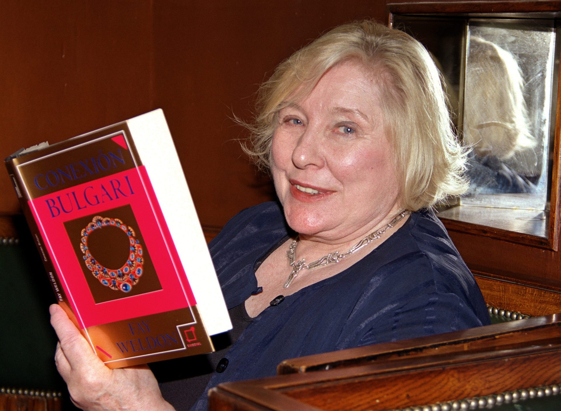 Fay Weldon, la escritora inglesa fallecida a los 91 años, con su libro "Conexion Bulgari".