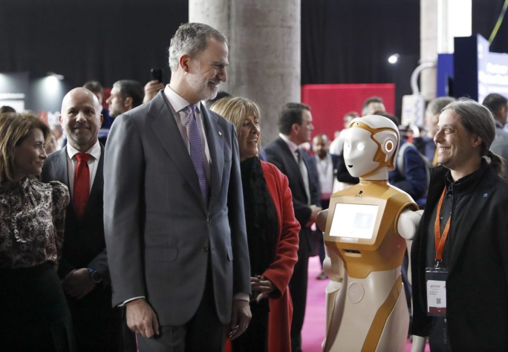 El rey Felipe VI durante la inauguración hoy de la feria audiovisual ISE, en Barcelona.