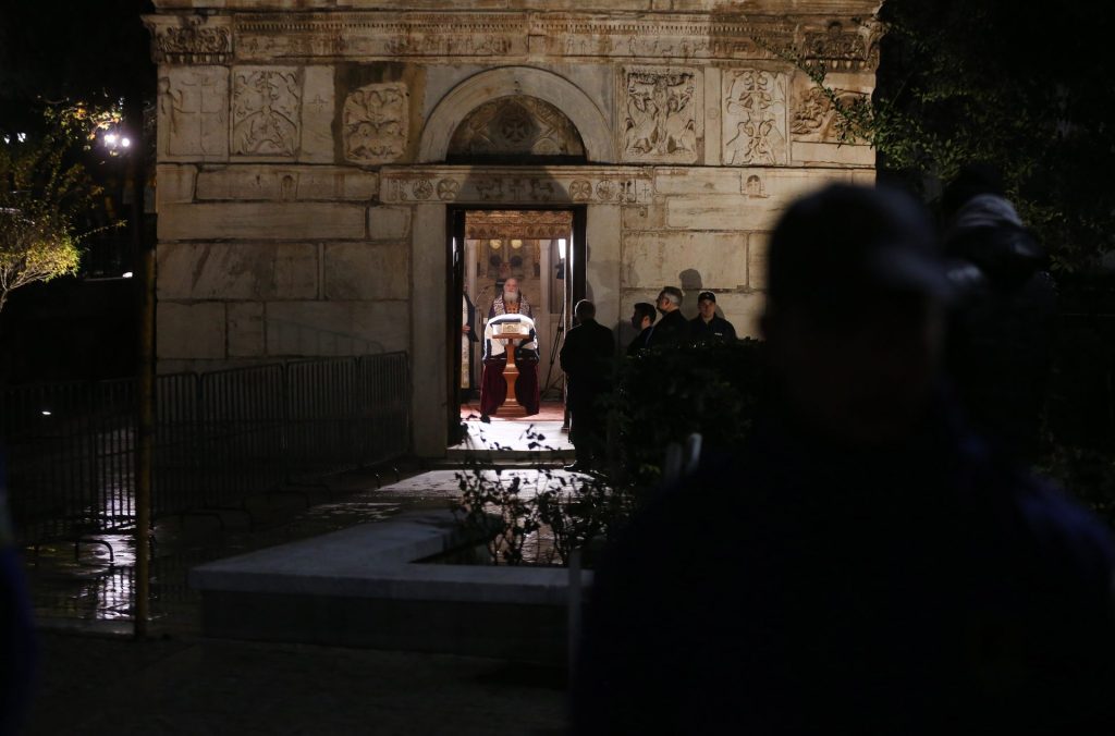Ciudadanos esperaban de madrugada para presentar sus respetos al difunto exrey Constantino II, en una capilla anexa a la Catedral Metropolitana de Atenas. 