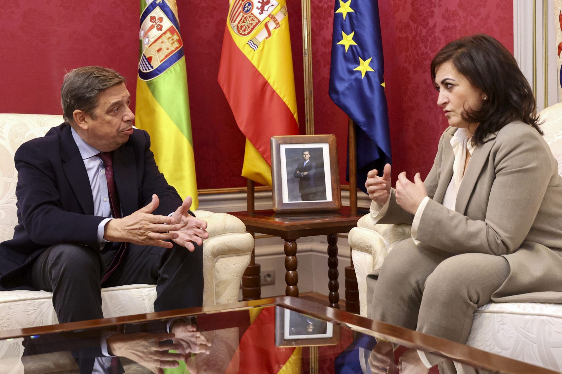 La presidenta del Gobierno de La Rioja, Concha Andreu, recibe al ministro de Agricultura, Luis Planas.EFE/Raquel Manzanares