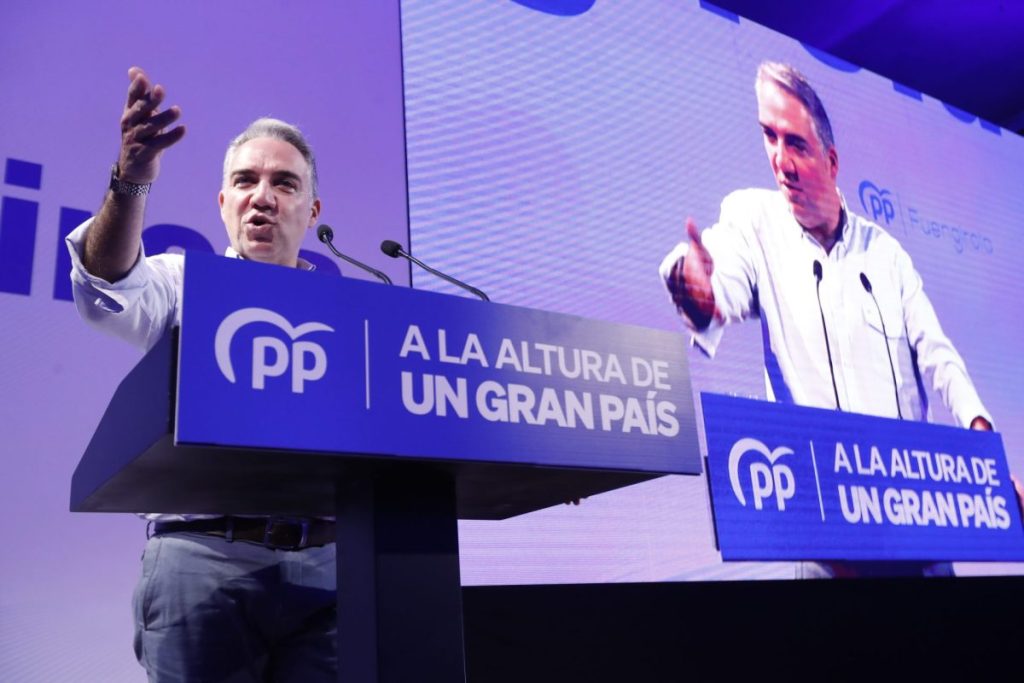 El coordinador general del PP, Elías Bendodo, habla en un acto electoral en Fuengirola