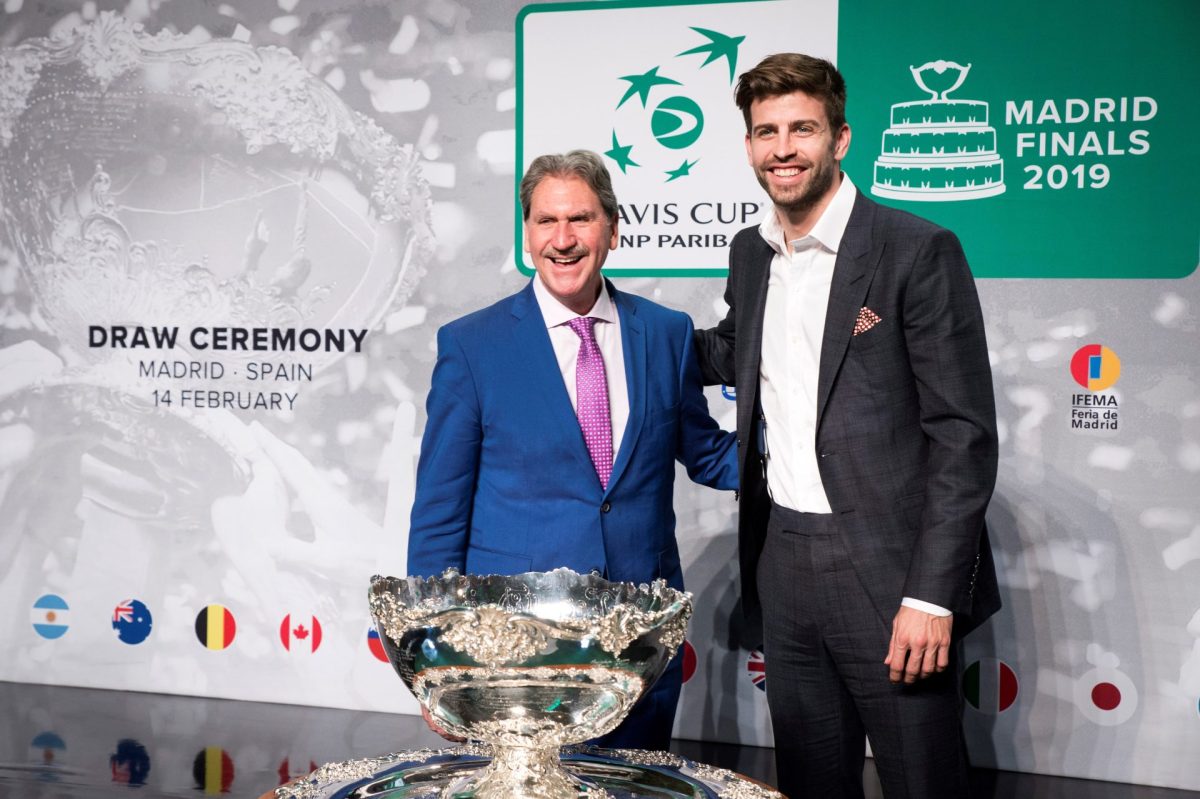 El exfutbolista Gerard Piqué (d), fundador y presidente de Kosmos, y el presidente de la Federación Internacional de Tenis (FIT), el estadounidense David Haggerty durante el sorteo de la nueva Copa Davis en Madrid, en 2019.