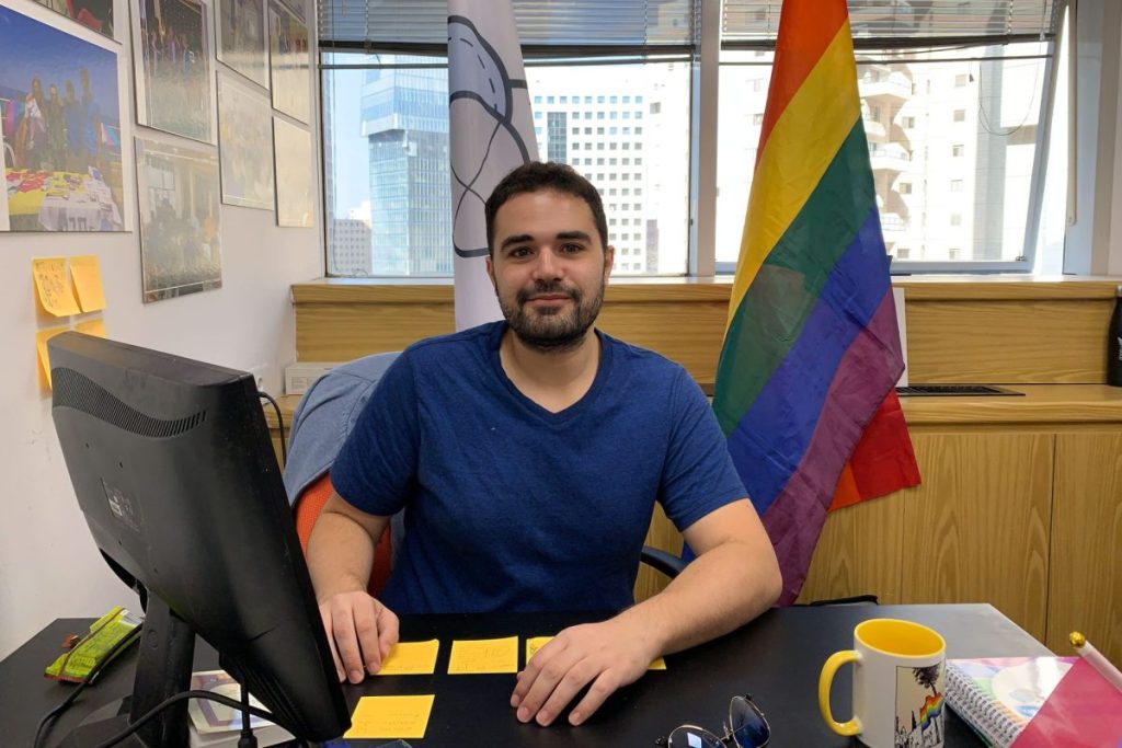 Shay Bramson, presidente de Havrutá, organización que representa a judíos religiosos de la comunidad LGTBI, en su oficina en Tel Aviv