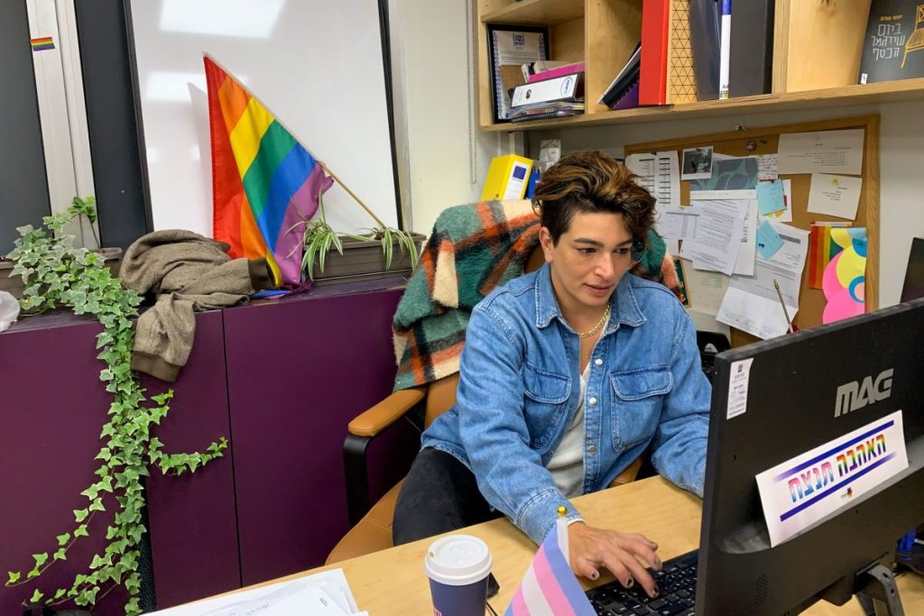 Hila Peer, presidenta de AGUDÁ, organización del colectivo LGTBI israelí, en su oficina en Tel Aviv