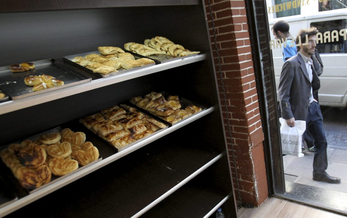 Imagen de archivo del estante de una pastelería en el centro de Buenos Aires