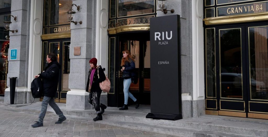 Un grupo de turistas en la puerta del hotel RIU Plaza en la plaza de España en Madrid. Los grupos hoteleros españoles optimistas ante el 2023