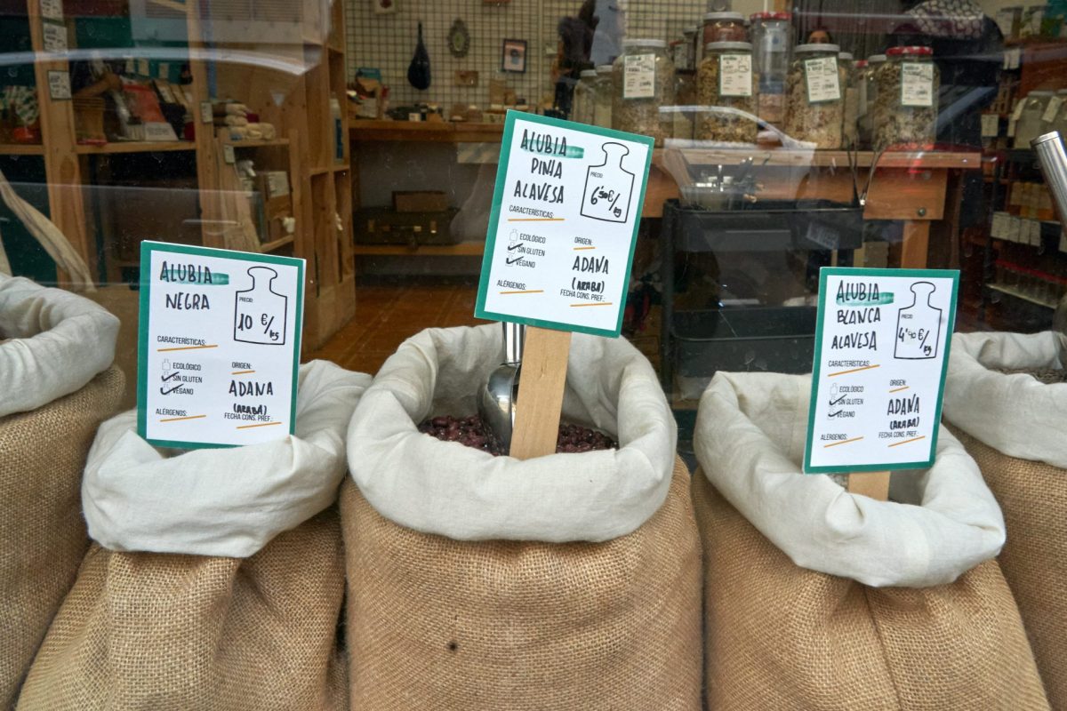 Sacos con legumbres listos para su venta a granel en una tienda de Vitoria.