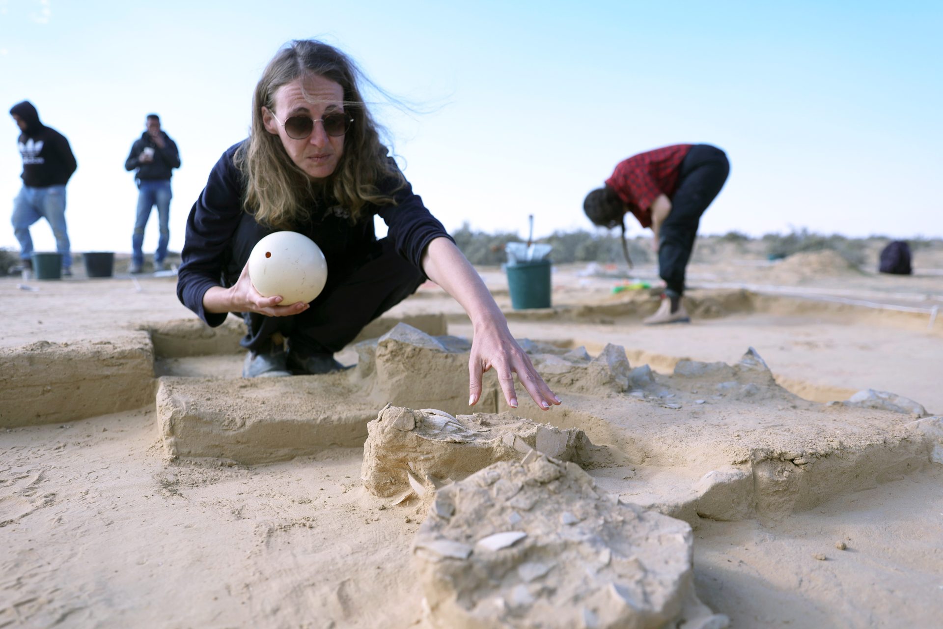 Lauren Davis, directora de excavaciones de la AAI, en la zona donde se hallaron los huevos de avestruz de hace más de 4.000 años en Israel
