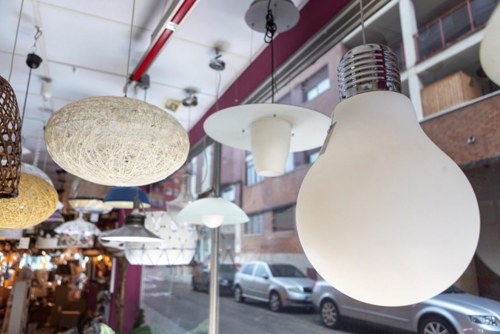 Una tienda de lámparas. La luz y el gas de mercado libre incluidas por el INE en la inflación