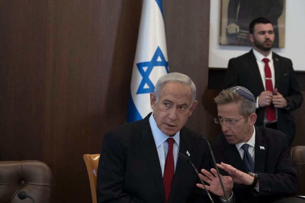 El primer ministro de Israel, Benjamín Netanyahu (c), tras la reunión semanal del consejo de ministros.