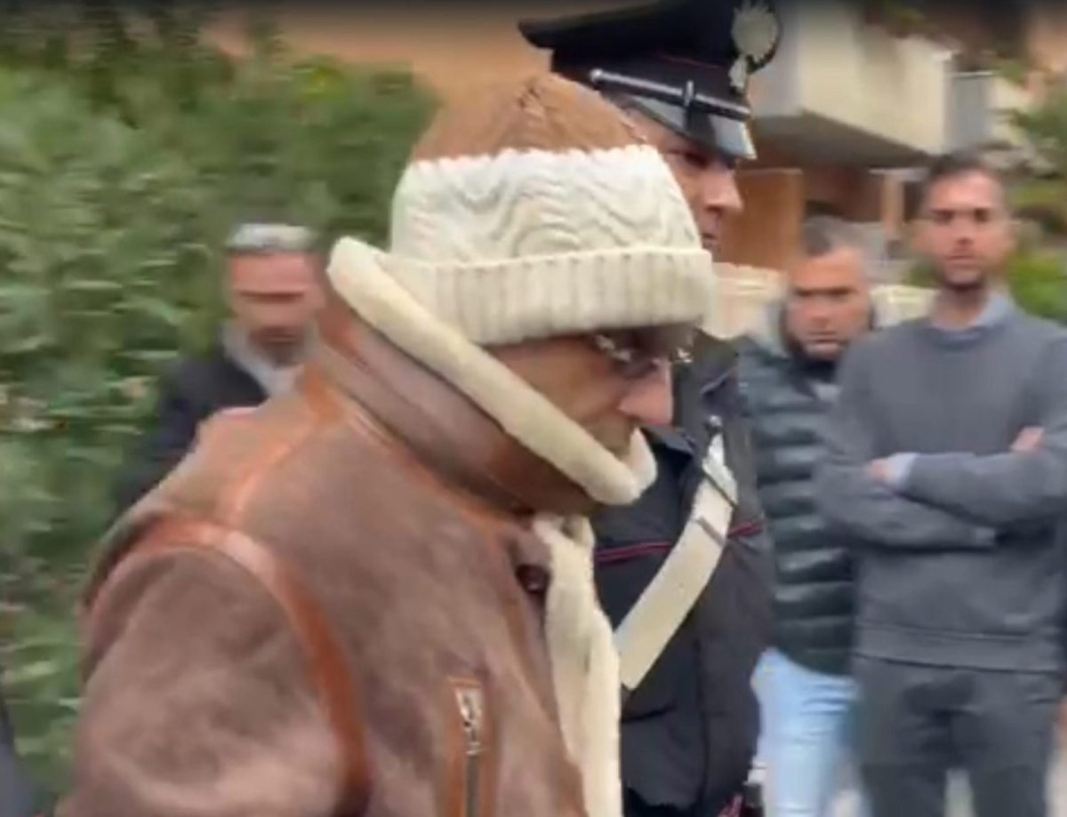 Imagen cedida por la policía italiana de la detención de Matteo Messina Denaro, el considerado el último "jefe de jefes" de Cosa Nostra, el lunes en Palermo.