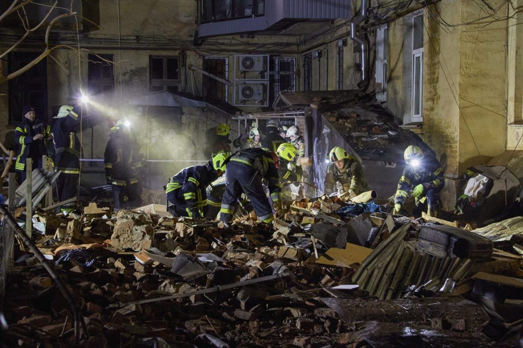 Rescatistas ucranianos buscan entre los escombros de un edificio de viviendas de Járkov, Ucrania, alcanzado el lunes por un misiil ruso.