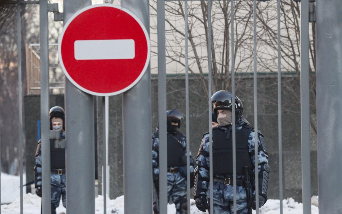 Policías rusos montan guardia frente al Tribunal Municipal de Moscú en Moscú, en una imagen de archivo.