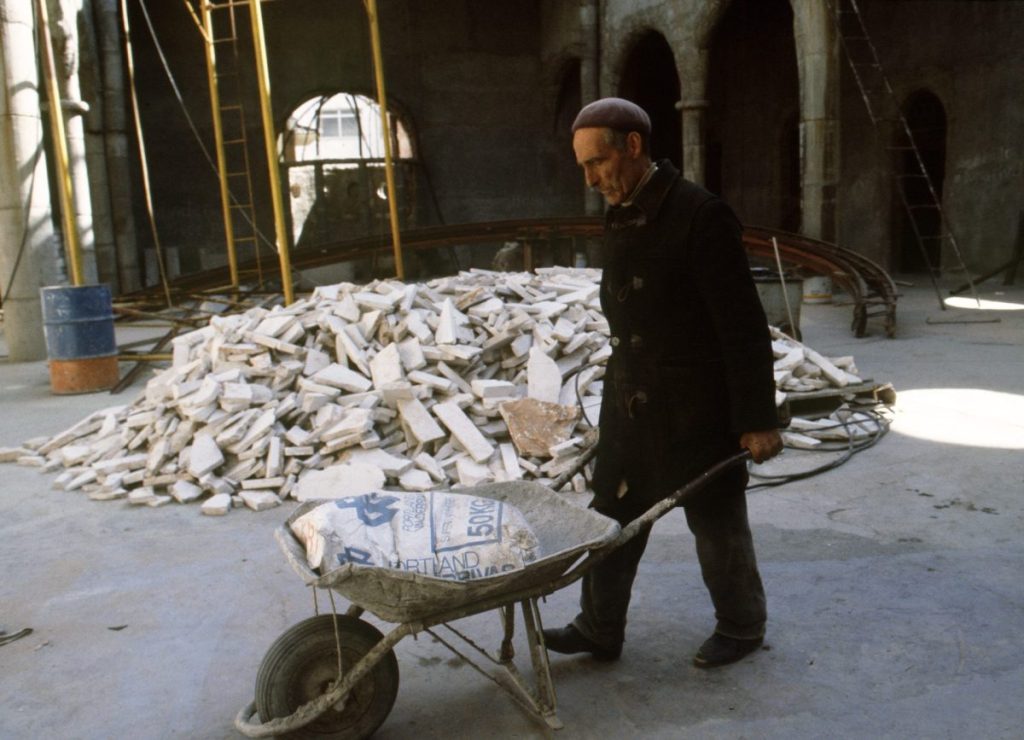 Justo Gallego durante los trabajos de construcción de su catedra, que ahora se conocerá en Francia a través de un documental