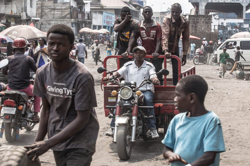 Hombres transitan por una bulliciosa calle de la ciudad de Goma, la capital de la provincia de Kivu del Norte, en el noreste de la República Democrática del Congo (RDC), en una imagen de archivo. 