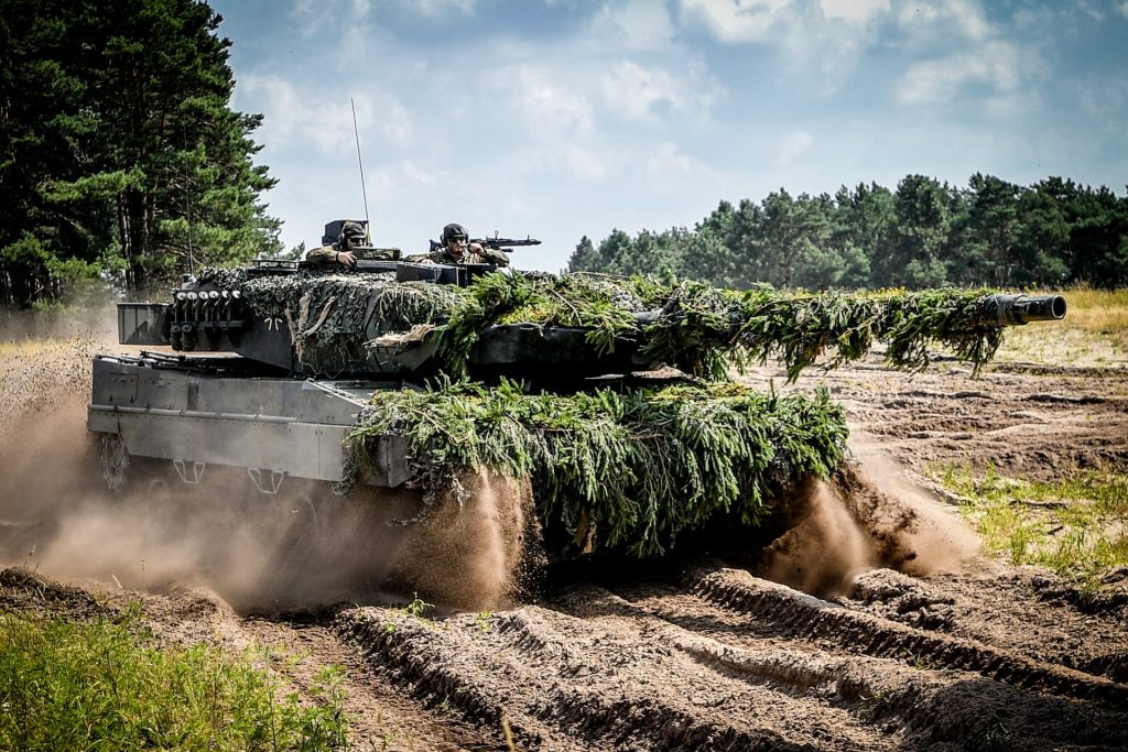 Soldados de la Bundeswehr alemana practican con un tanque  'Leopard 2 A6' en unas maniobras en Augustdorf, Alemania, en agosto de 2021. EFE/EPA/Sascha Steinbach
