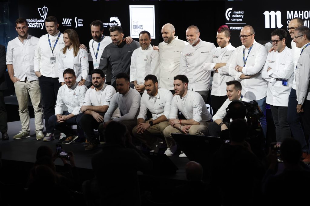 Cocineros que fueron chef revelación en su momento posan para una foto de familia en  la presente edición del congreso gastronómico internacional Madrid Fusión que ha comenzado este lunes en Ifema.