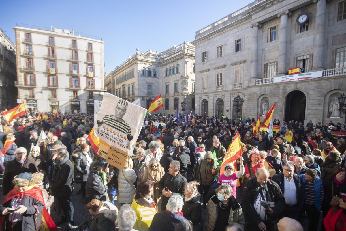 Manifestación en Barcelona contra los pactos de Sánchez con los independentistas