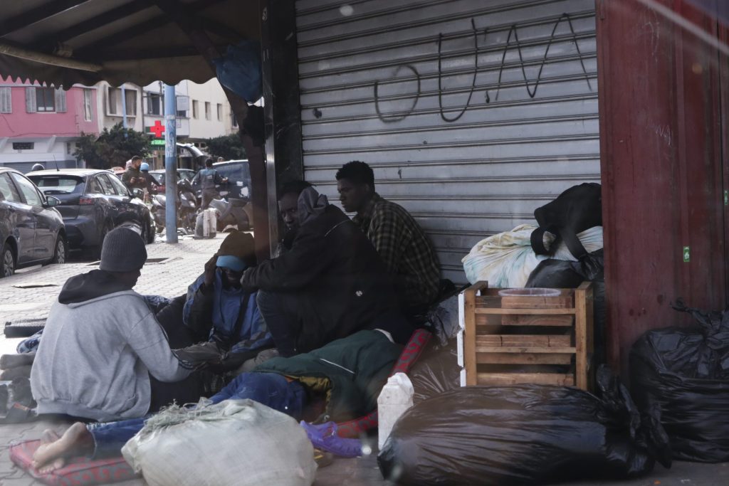 Cocinan con leña, lavan la ropa en baldes y duermen sobre cartones. Así viven cientos de subsaharianos en Ulad Zian, un barrio de Casablanca que lleva una década albergando a migrantes, antes organizados en el mayor campamento de Marruecos y ahora desperdigados por sus calles. 
