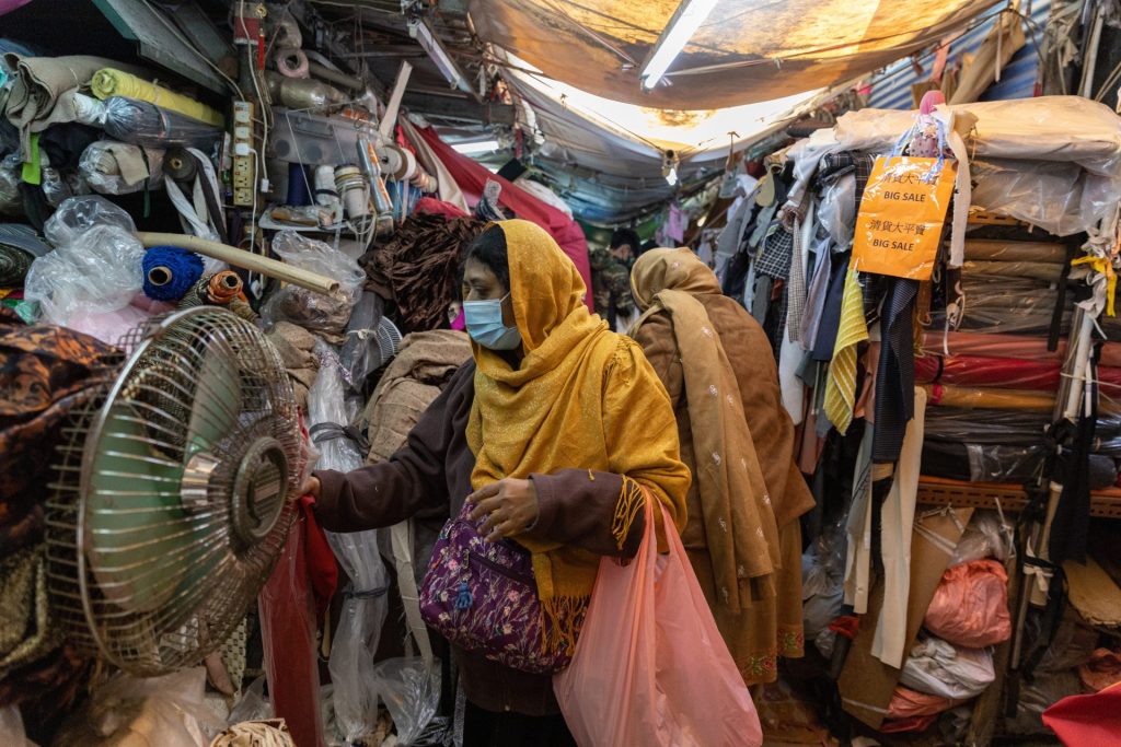Una mujer busca género en un puesto del mercado de telas de Pang Jai, en Hong Kong (China). 