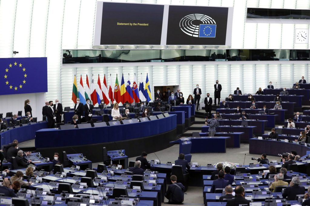 Imagen de archivo de la presidenta del Parlamento Europeo, Roberta Metsola, en un pleno de la Eurocámara en Estrasburgo, Francia. 