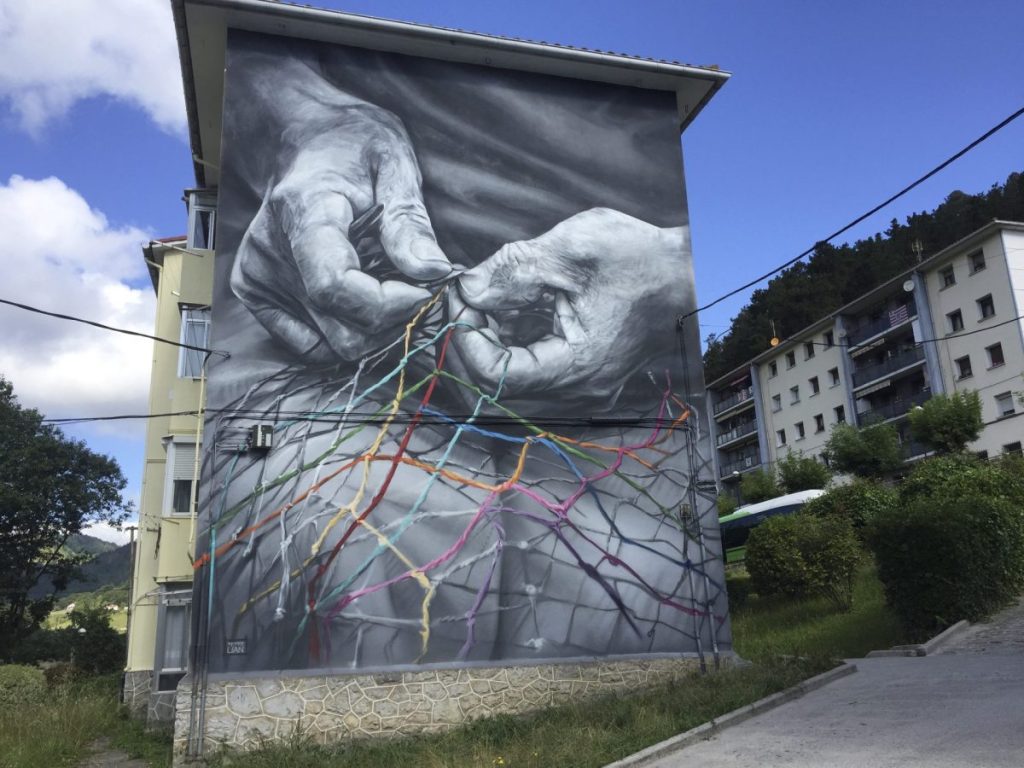 Mural de una fachada de la avenida Antiguako Ama de Ondarroa, finalista del concurso a mejor mural del mundo de la web Street Art Cities.