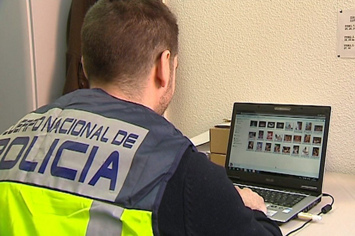 Policía Nacional revisando material recogido de discos duros intervenidos con imágenes de agresiones sexuales