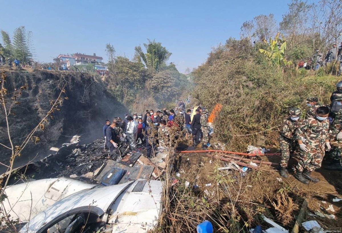 Los equipos de rescate trabajan entre los restos de un avión ATR72 de Yeti Airlines que se ha estrellado este domingo en Pokhara, Nepal.