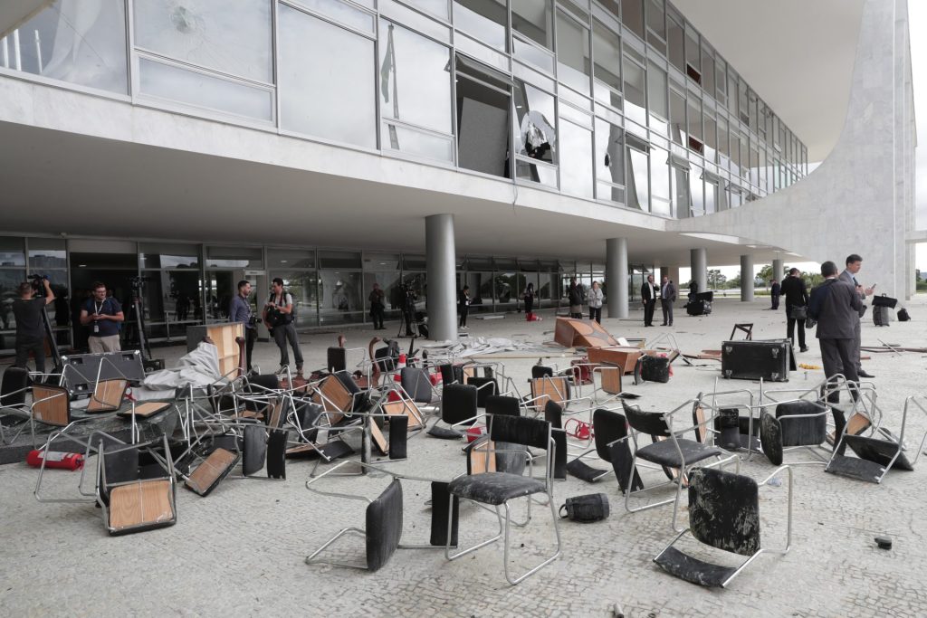 Fotografía de los destrozos causados en el Palacio de Planalto de Brasil por  manifestantes bolsonaristas, en el asalto de los principales edificios oficiales de Brasilia .