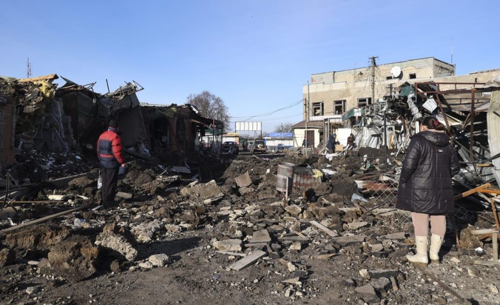 Escombros en un mercado local dañado después de que los bombardeos golpearan la ciudad de Shevchenkove, noreste de Ucrania