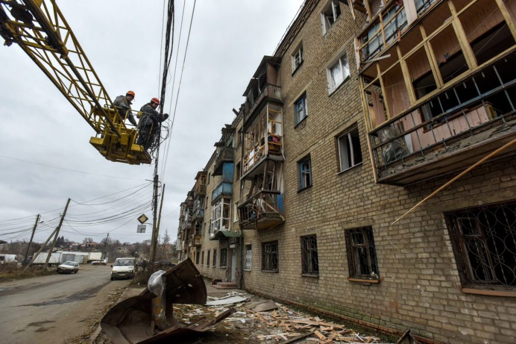 Trabajadores reparan líneas eléctricas tras un ataque con cohetes rusos en la ciudad de Konstyantynivka, Donetsk, Ucrania